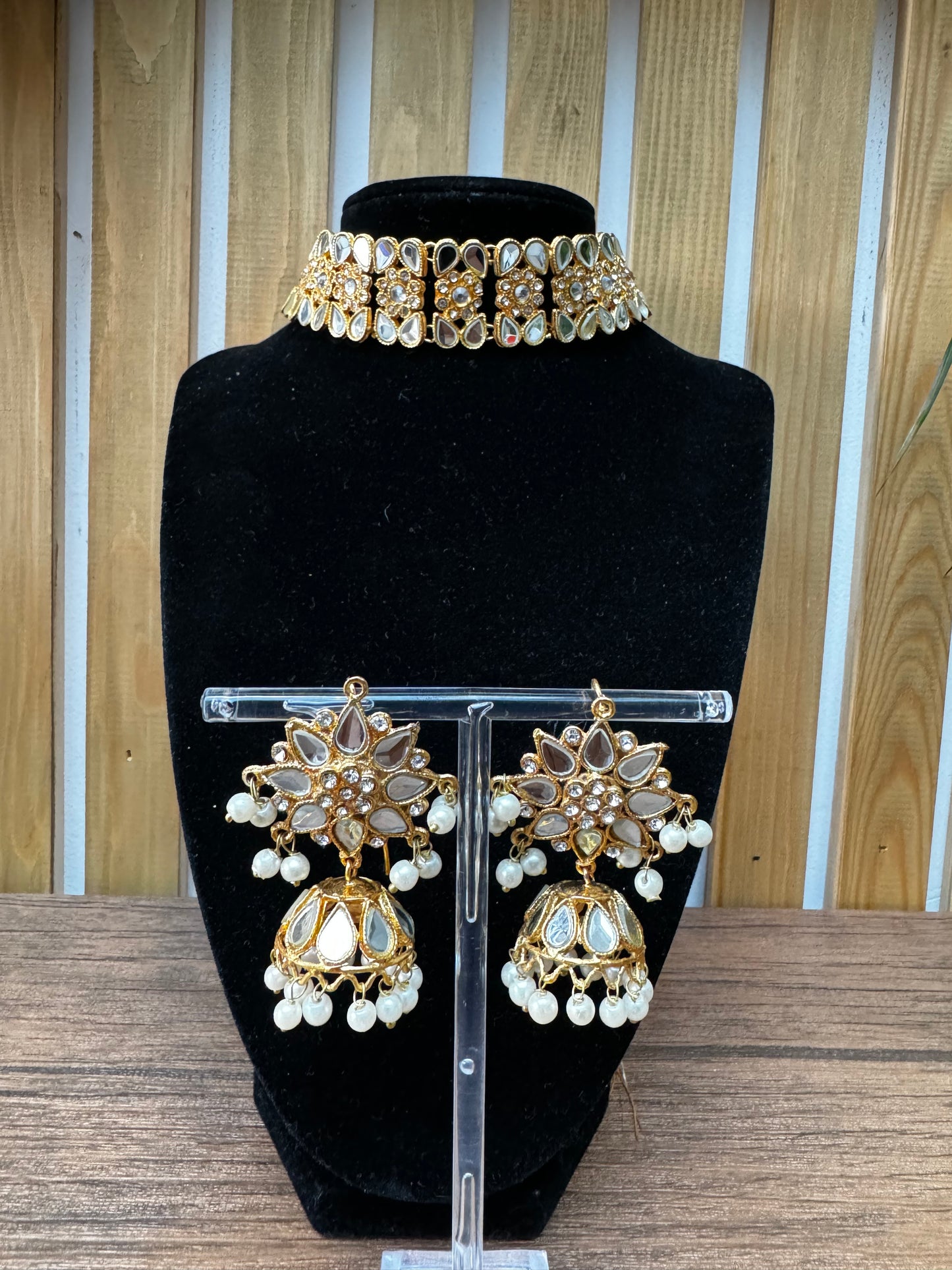 Gold Kundan necklace and earrings set