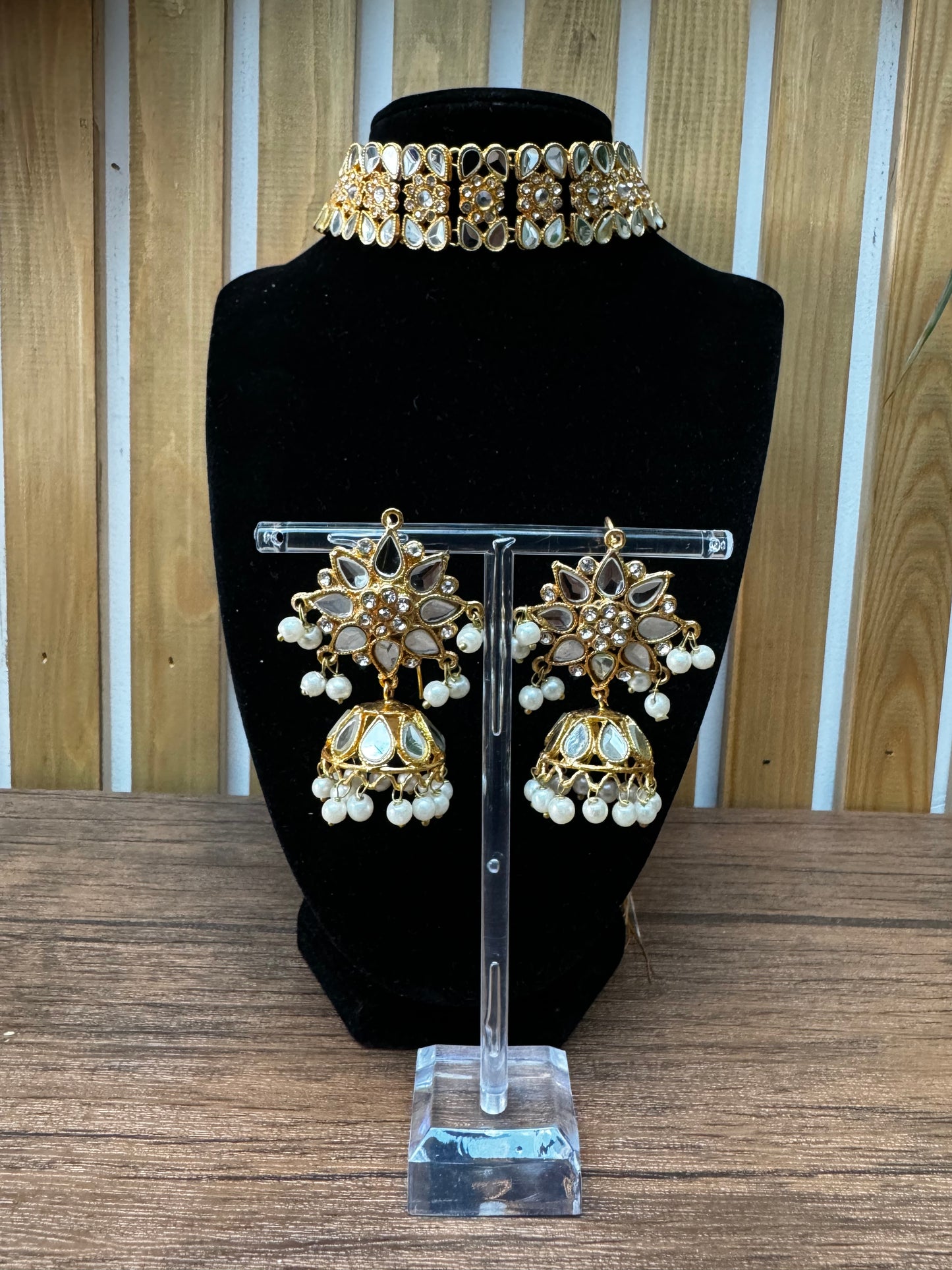 Gold Kundan necklace and earrings set